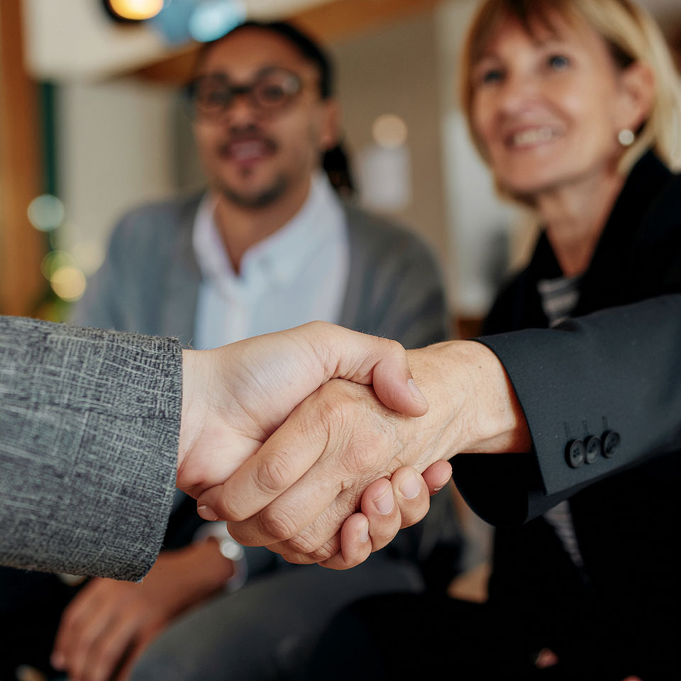 Händedruck zwischen zwei Personen im Businesskontext – Symbol für Partnerschaft, Vertrauen und Zusammenarbeit im HR Marketing und Recruiting.