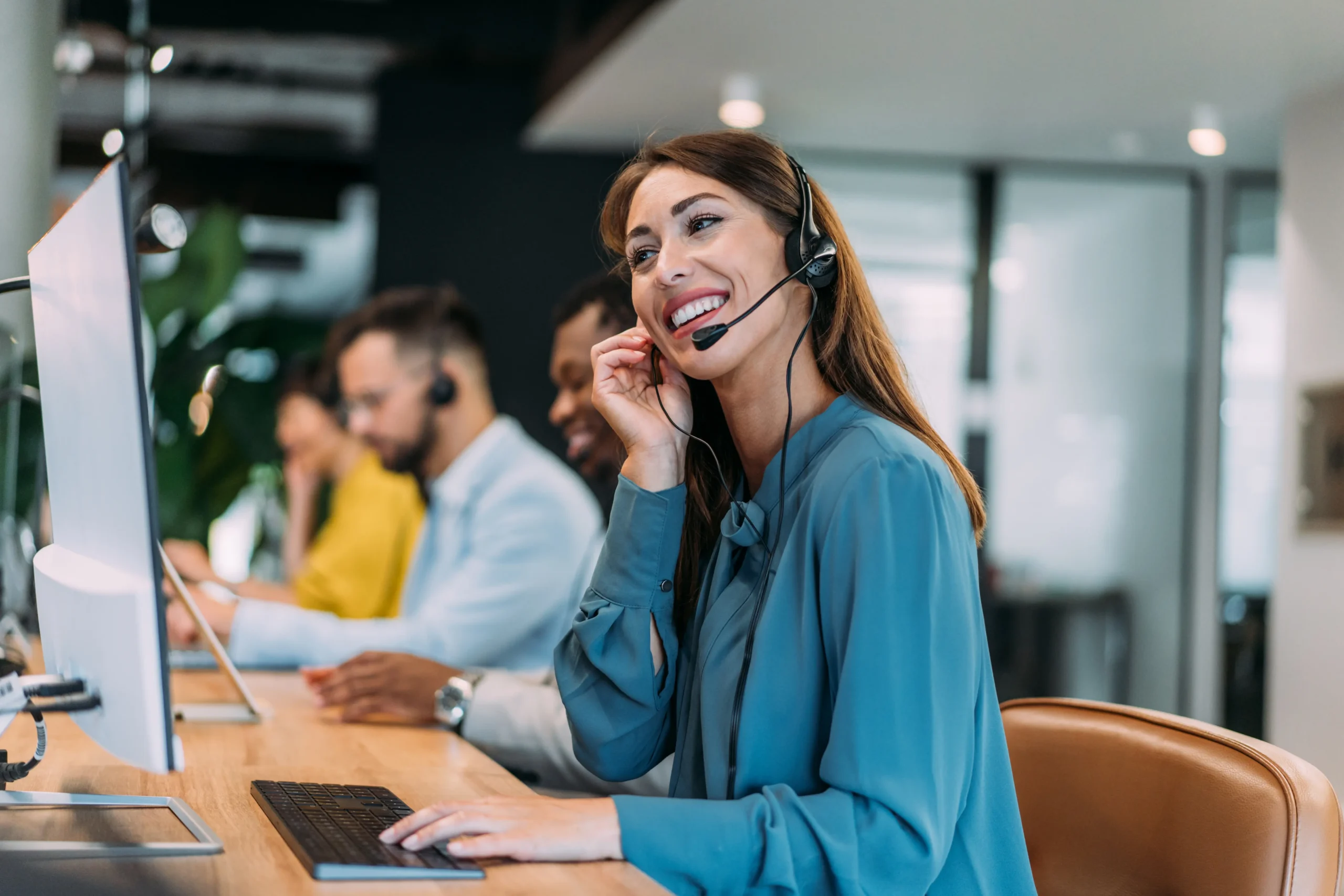 Frau mit Headset, die mit einem Kunden telefoniert.